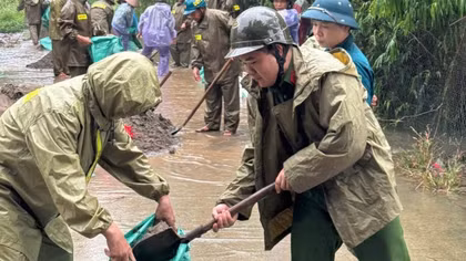 Đắp bao cát ngăn nước tràn tại các tuyến đê.