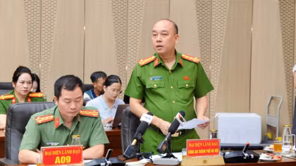 Đại tá Nguyễn Đức Long trả lời tại họp báo.