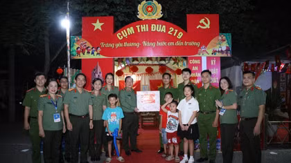 Sôi nổi Hội trại “Trăng yêu thương - Nâng bước em đến trường”
