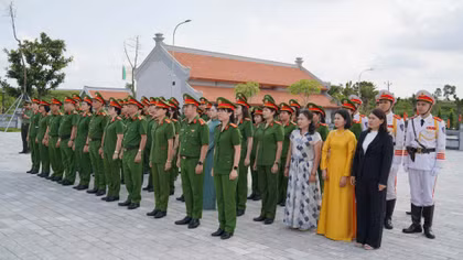 Bộ Tư lệnh Cảnh sát cơ động dâng hương tưởng niệm Anh hùng liệt sĩ Bùi Thị Cúc