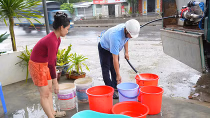 Nam TP Huế: Nước vòi nhỏ giọt, người dân mang can chờ suốt đêm