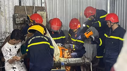 Giải cứu nam thanh niên bị mắc kẹt cánh tay trong máy tái chế nhựa