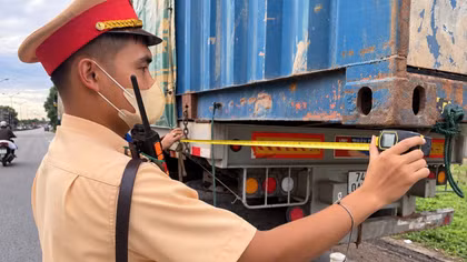 Cảnh sát giao thông Công an TP Huế siết chặt xử lý vi phạm vận tải