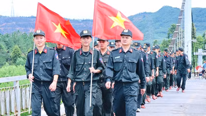 Cảnh sát cơ động hành quân về cơ sở giúp dân, lan tỏa phong trào “Ba nhất”