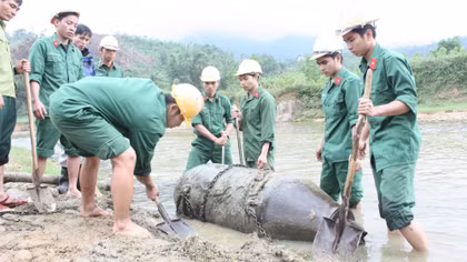 Hồi sinh những vùng đất ô nhiễm do bom mìn ở Huế