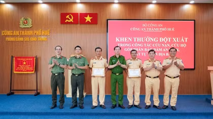 Khen thưởng 2 Cảnh sát giao thông kịp thời đưa người đột quỵ đến bệnh viện
