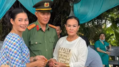 Công an phường hỗ trợ du khách tìm lại 1 cây vàng đánh rơi ở lễ hội