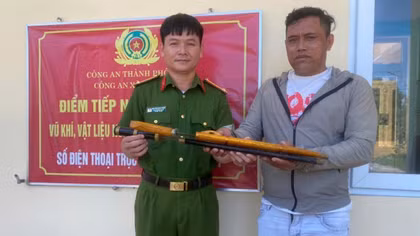 Người dân vùng phá Tam Giang tự nguyện giao nộp vũ khí