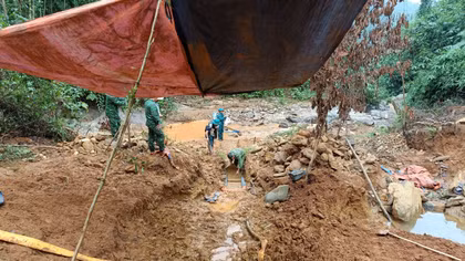 Tiếp tục truy quét ở điểm nóng khai thác vàng trái phép tại A Lưới 