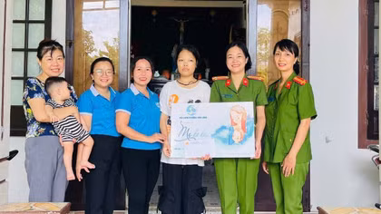 Công an phường chung tay vun đắp tương lai cho học sinh, sinh viên nghèo ở xứ Huế