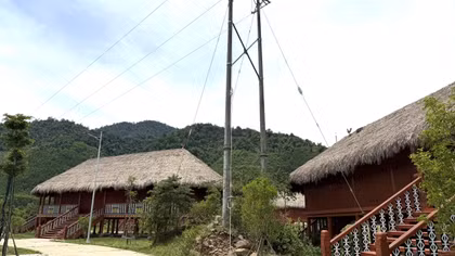 Dự án bảo tồn làng truyền thống dân tộc Cơ Tu chậm cán đích vì vướng… cột điện