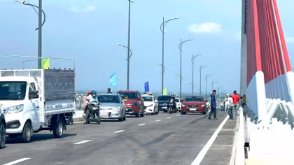 Nguy cơ mất ATGT trên cầu vượt cửa biển dài nhất miền Trung