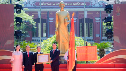 Trường THPT chuyên Quốc học - Huế đón nhận Huân chương Độc lập hạng Ba