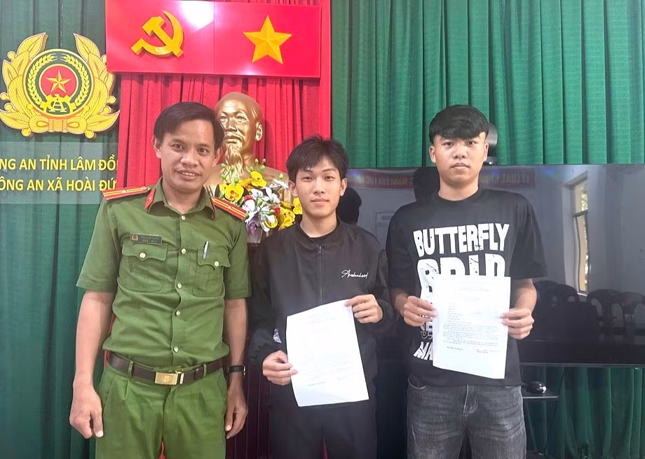 doan-gia-bao-va-nguyen-duc-phat-xa-hoai-duc-voi-don-tinh-nguyen-thuc-hien-nghia-vu-tham-gia-cong-an-nhan-dan-nam-2027.jpg
