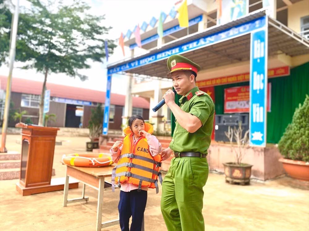 can-bo-cong-an-xa-thuan-hanh-huong-dan-ky-nang-phong-chong-duoi-nuoc.jpg