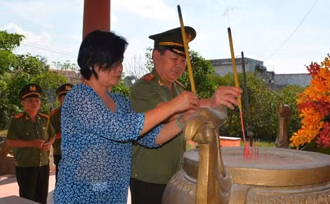 Thiếu tướng Nguyễn Thanh Nam dâng hương tại Bia Chiến công các anh hùng, liệt sĩ.