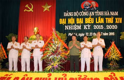 Thứ trưởng Bùi Văn Nam tặng hoa chúc mừng Đại hội.