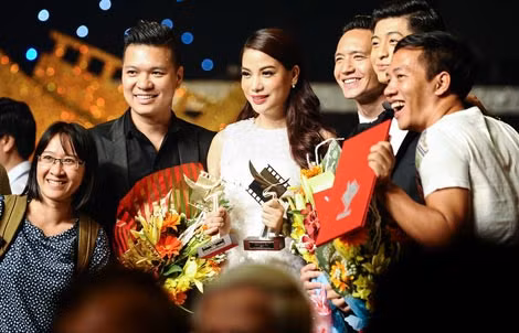 Đạo diễn cùng một số diễn viên chính phim “Hương Ga” tại Lễ trao giải Cánh diều 2014.