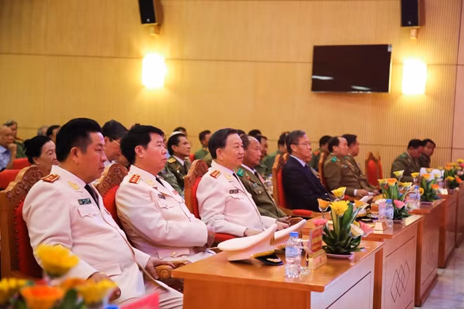 Các đại biểu tại buổi lễ.