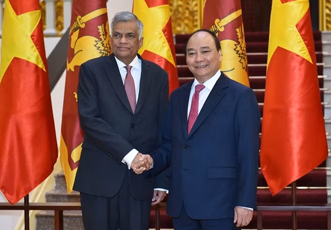 Thủ tướng Nguyễn Xuân Phúc và Thủ tướng Sri Lanka Ranil Wickremesinghe tại lễ đón sáng 17-4. Ảnh: VGP