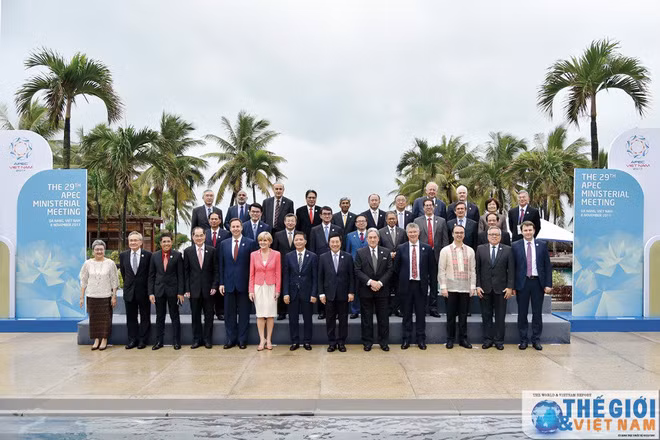 Phó Thủ tướng, Bộ trưởng Ngoại giao Phạm Bình Minh và các đại biểu các nền kinh tế APEC tại Hội nghị liên Bộ trưởng Ngoại giao-Kinh tế APEC tại Đà Nẵng, tháng 11-2017. Ảnh: TG&VN