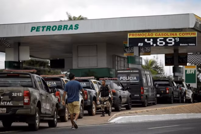 Cuộc biểu tình đã làm tê liệt phần lớn nền kinh tế tại Brazil và khiến Sao Paulo, thành phố lớn nhất Nam Mỹ, phải ban bố tình trạng khẩn cấp vì thiếu nhiên liệu. Tình hình tương tự cũng đang diễn ra ở thủ đô Rio de Janeiro. Đây là cuộc biểu tình bằng xe tải lớn nhất lịch sử nước này.