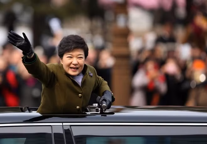 Bà Park Geun-hye hân hoan trong lễ nhậm chức. Ảnh: Reuters