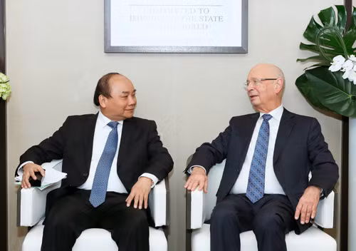 Thủ tướng Nguyễn Xuân Phúc gặp gỡ Chủ tịch WEF Klaus Schwab tại Davos, Thuỵ Sĩ. Ảnh: TTXVN