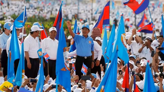 Thủ tướng Hun Sen trong vòng vây người ủng hộ hôm 27-7. Ảnh: Reuters