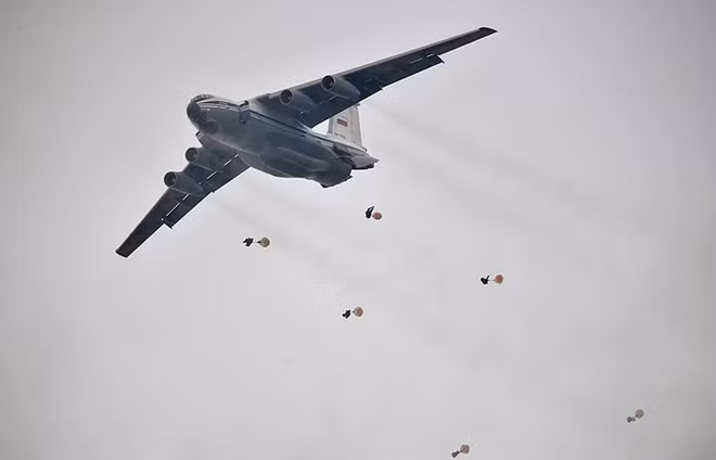 Lính dù Nga nhảy ra khỏi một chiếc vận tải cơ Il-76. Ảnh: TASS