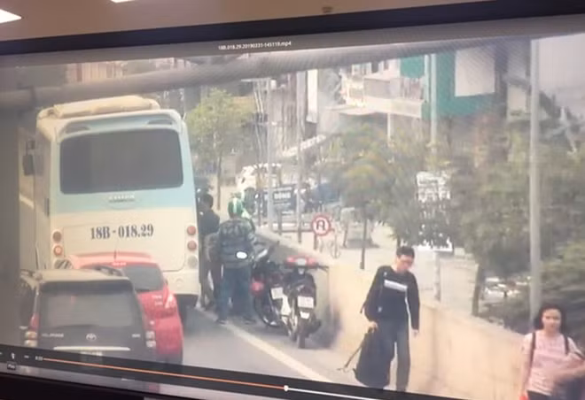 Hình ảnh một xe khách dừng đỗ trên đường vành đai 3 trên cao được camera giám sát ghi lại và báo cho các tổ tuần tra của CSGT để xử lý. Ảnh: Hoàng Phong