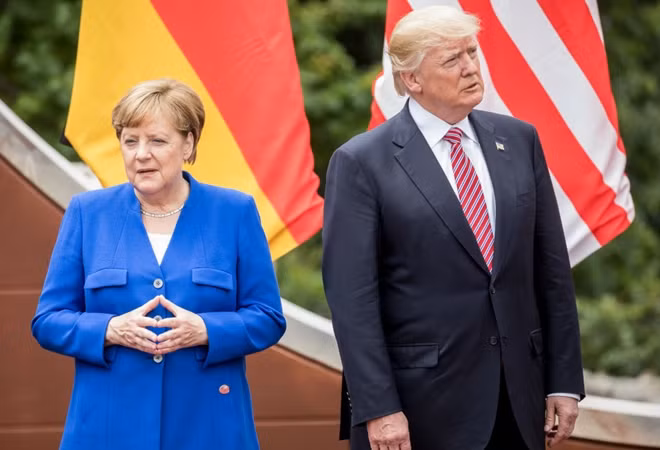 Thủ tướng Đức Angela Merkel và Tổng thống Mỹ Donald Trump nhìn về hai hướng trong một cuộc gặp năm 2018. Ảnh: EPA