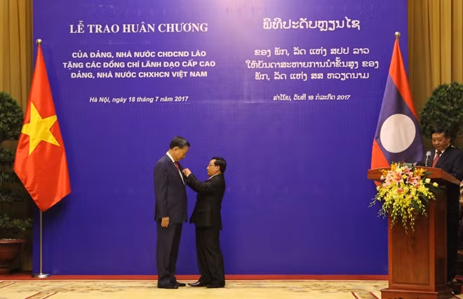 Phó Chủ tịch nước CHDCND Lào Phankham Viphavanh gắn Huân chương Tự do hạng Nhất tặng Bộ trưởng Bộ Công an Tô Lâm