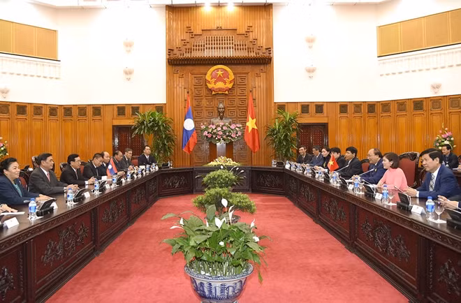 Thủ tướng Nguyễn Xuân Phúc cùng đoàn đại biểu cấp cao Việt Nam tiếp Phó Chủ tịch nước Lào Phankham Viphavanh cùng đoàn đại biểu cấp cao của Đảng, Nhà nước Lào.
