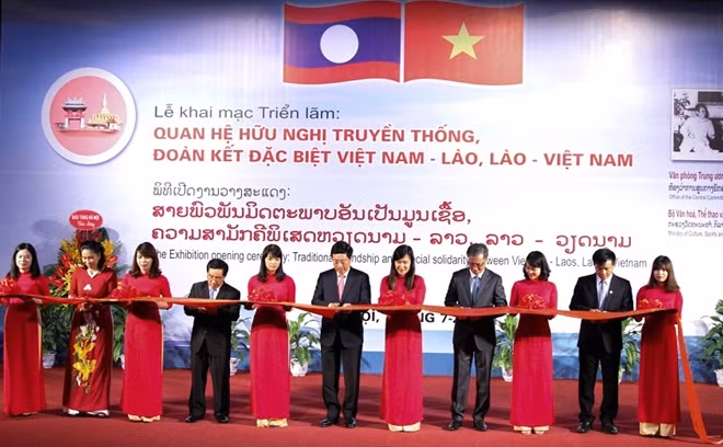 Đồng chí Phankham Viphavanh, Uỷ viên Bộ Chính trị, Thường trực Ban Bí thư Đảng Nhân dân cách mạng Lào, Phó Chủ tịch nước CHDCND Lào; Phó Thủ tướng, Bộ trưởng Ngoại giao Phạm Bình Minh và các đại biểu (từ trái sang phải) cắt băng khai mạc triển lãm.