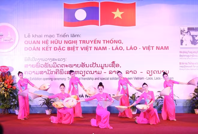 Biểu diễn văn nghệ chào mừng triển lãm.