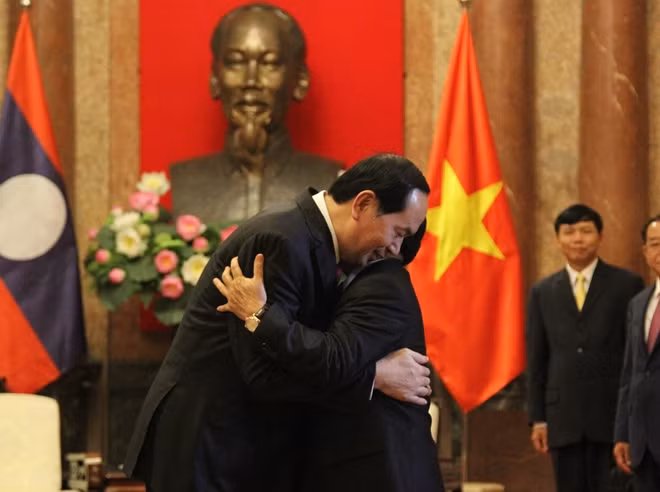 Chủ tịch nước Trần Đại Quang chào mừng đồng chí Phankham Viphavanh, Ủy viên Bộ Chính trị, Thường trực Ban Bí thư, Phó Chủ tịch nước CHDCND Lào.