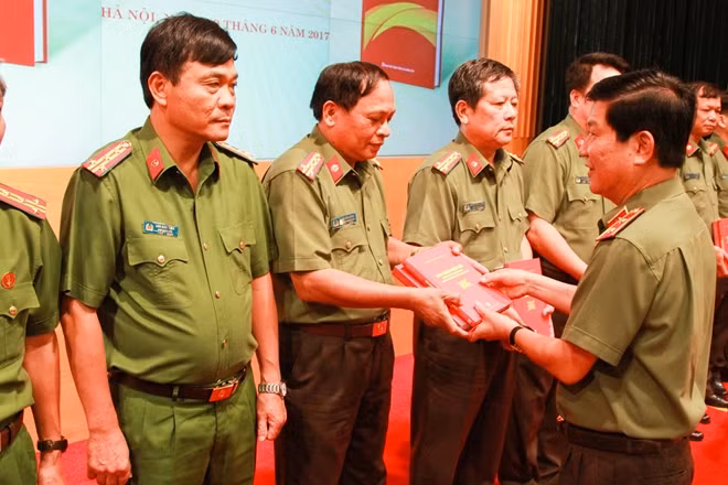 Thứ trưởng Nguyễn Văn Sơn trao tặng hai cuốn sách cho Công an các đơn vị, địa phương.