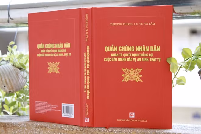 Bìa cuốn sách "Quần chúng nhân dân - Nhân tố quyết định thắng lợi cuộc đấu tranh bảo vệ an ninh, trật tự".