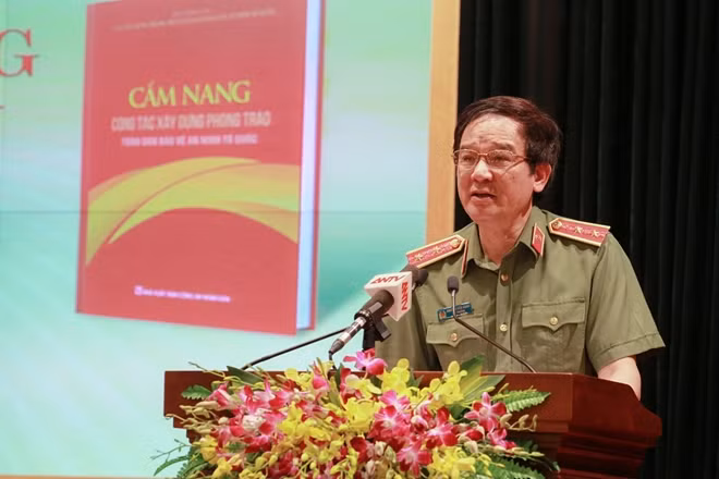 Trung tướng Nguyễn Văn Khảo, Cục trưởng Cục Xây dựng phong trào toàn dân bảo vệ an ninh Tổ quốc phát biểu tại buổi lễ.