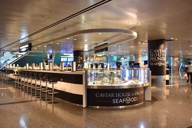 Mọi chuyến bay từ những nước Vùng Vịnh đến thủ đô Doha của Qatar lập tức bị hủy ngay sau lệnh cấm. Các hãng hàng không UAE Emirates, Etihad, Flydubai, Air Arabia và Saudi Airlines đều thông báo hủy chuyến đến và đi từ Qatar. Trong ảnh là một quán ăn tại sân bay Hamad vắng khách.