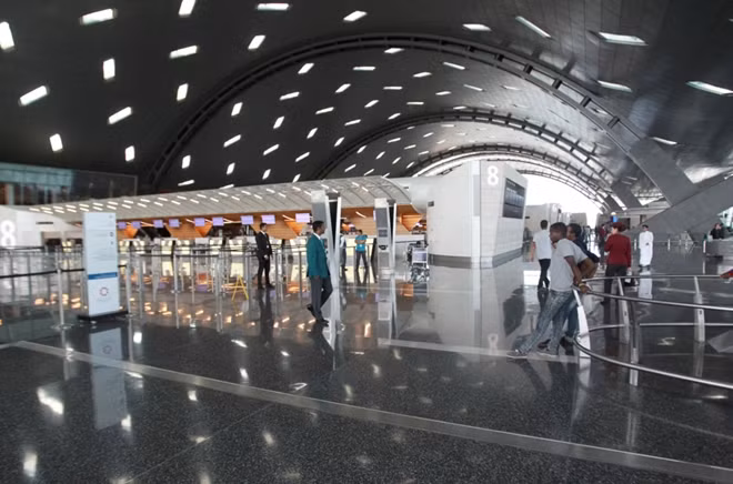 Hamad là thủ phủ của hãng hàng không Qatar Airlines. Với tình hình hiện tại, 138 quầy check-in, 2 khách sạn hơn 200 phòng, bể bơi, nhà thờ Hồi giáo và hàng nghìn mét vuông tại sân bay này dường như là quá "thừa thãi".