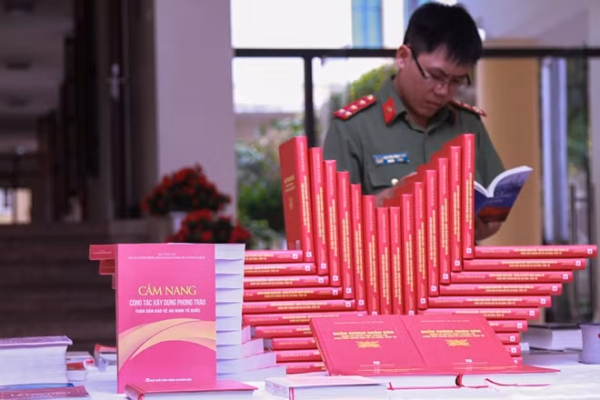 Hai cuốn sách thu hút sự quan tâm của độc giả ngay từ khi ra mắt.
