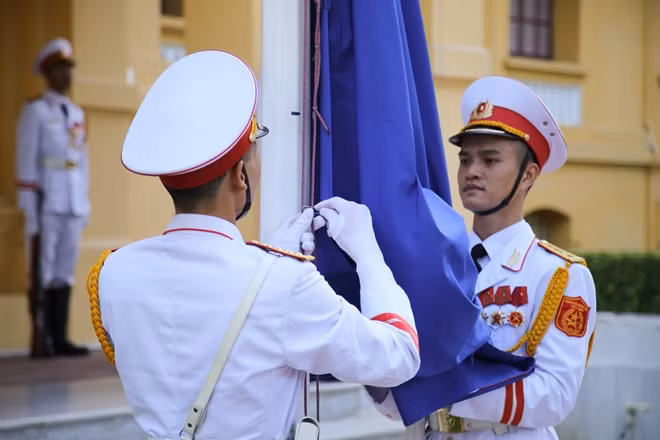 Các chiến sĩ thực hiện nghi lễ thượng cờ. Các nước thành viên ASEAN gần gũi về địa lý, nhưng đa dạng về chế độ chính trị, văn hóa, ngôn ngữ và trình độ phát triển, trải qua những thăng trầm lịch sử với những mục tiêu và vận mệnh chung đã dần dần thu hẹp khoảng cách, hài hòa khác biệt.