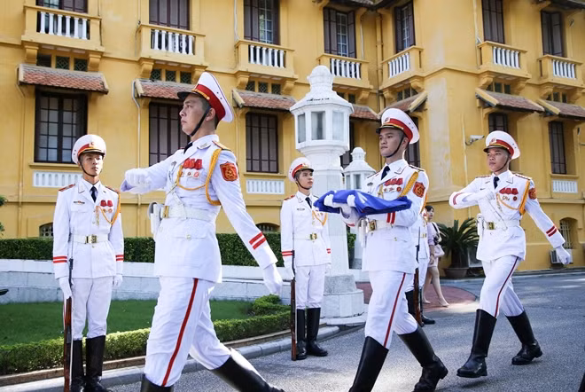 Đội nghi lễ chính thức rước cờ ASEAN vào lễ đài. Kể từ khi được thành lập, ASEAN đến nay đã và đang tiếp tục kiến tạo môi trường thuận lợi cho hợp tác vì hoà bình, ổn định từ đó gắn kết các dân tộc, tạo sức mạnh tập thể cho các quốc gia trong khu vực.