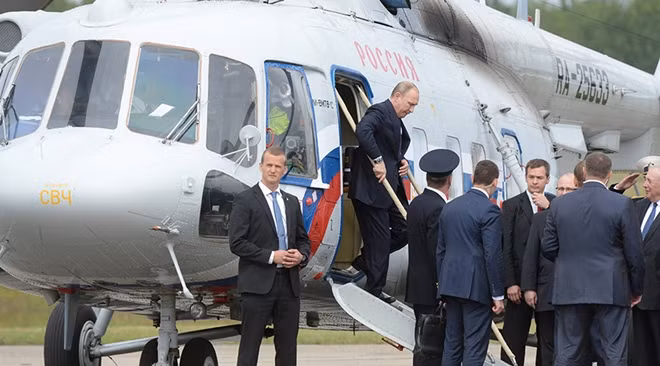 Tổng thống Putin bước xuống từ chuyên cơ. Ảnh: RT