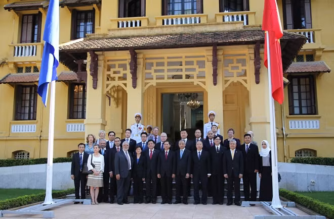Các đại biểu chụp ảnh lưu niệm sau Lễ thượng cờ.