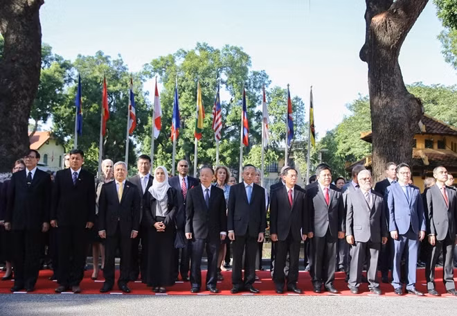 Tham dự lễ thượng cờ kỉ niệm 50 năm thành lập ASEAN có Thứ trưởng Bộ Ngoại giao Việt Nam Bùi Thanh Sơn và đại diện đến từ các thành viên ASEAN, các đối tác của ASEAN tại Hà Nội.