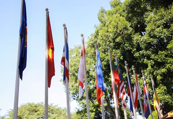 Cờ ASEAN và 10 nước thành viên của hiệp hội tại Trụ sở Bộ Ngoại giao.