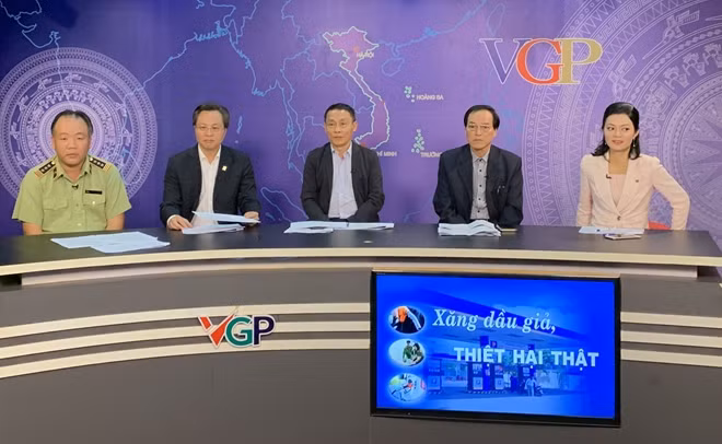 Các vị khách tham gia tọa đàm "Xăng dầu giả, thiệt hại thật".